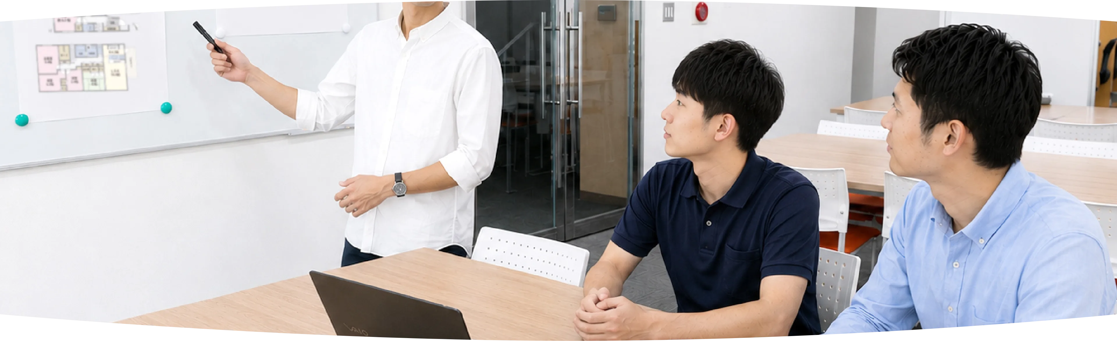 事業所内で説明を受ける利用者