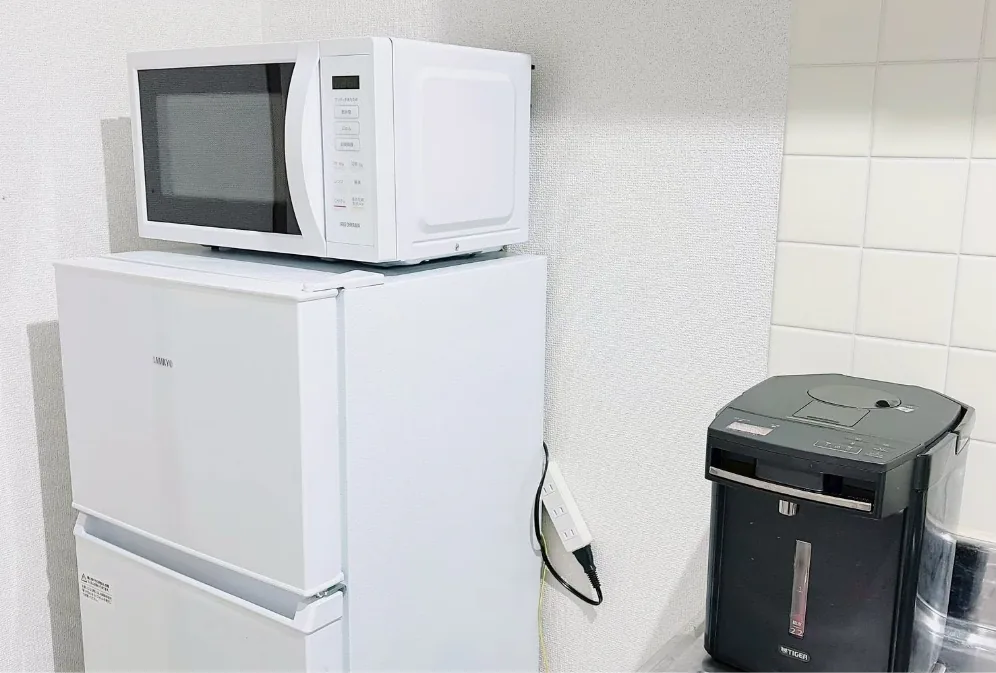 事業所内に設置された冷蔵庫・電子レンジ・電気ポット