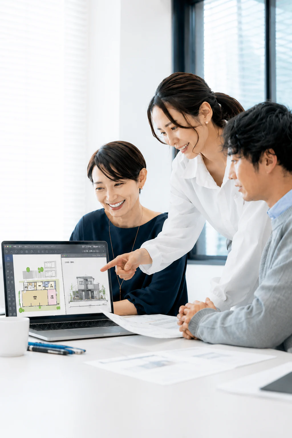 明るい作業スペースで談笑する利用者と支援員
