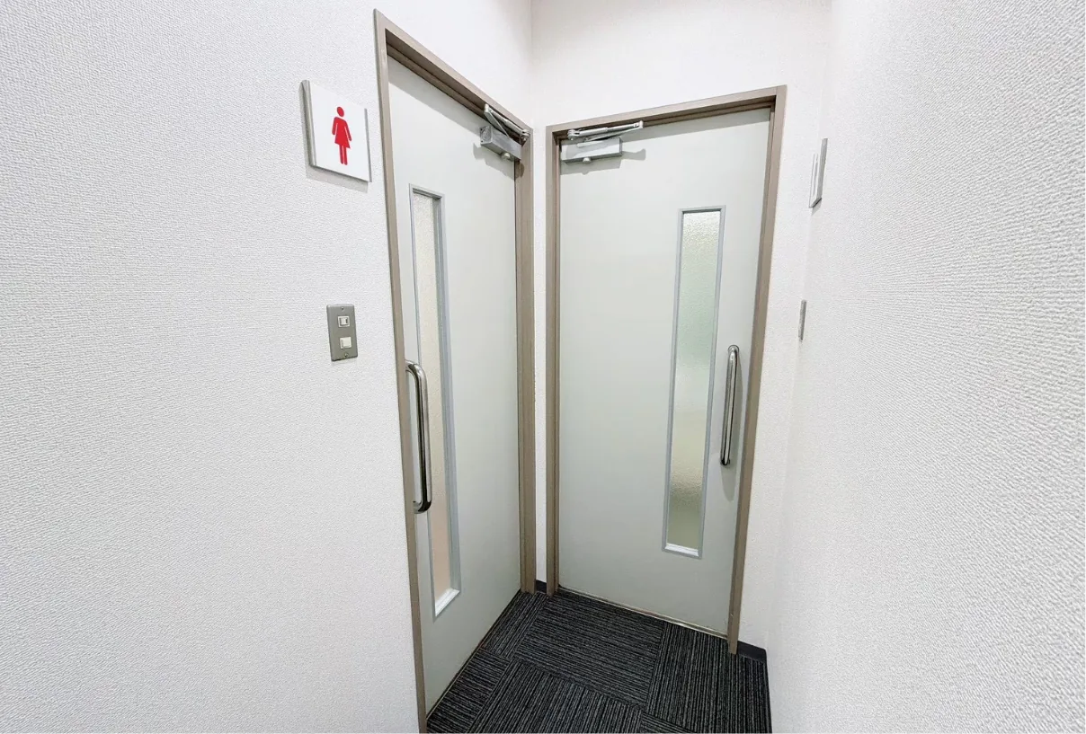 施設内のトイレ入口
