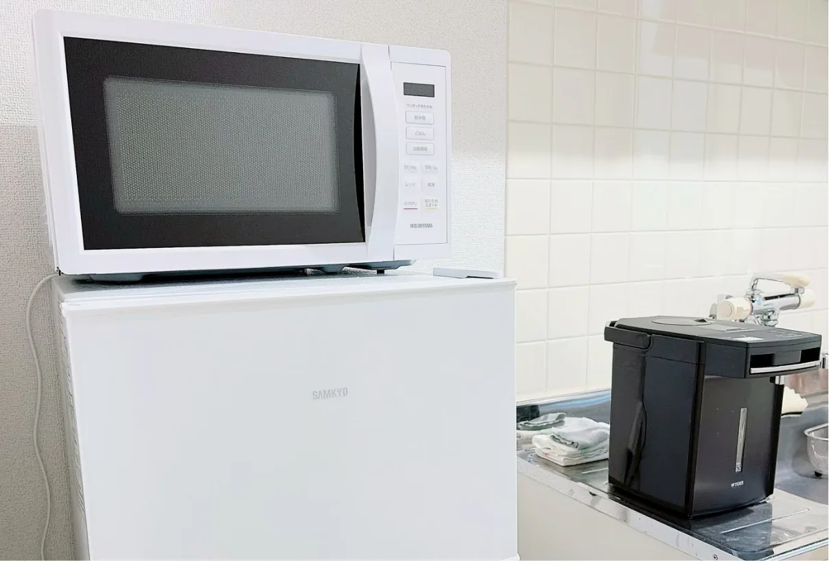 冷蔵庫・電子レンジ・電気ポットを備えた休憩スペース